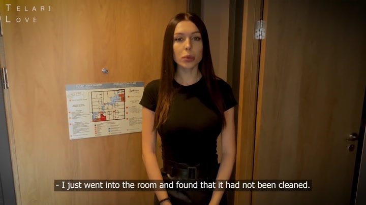 Русская администраторша отеля в латексной юбке разобралась с постояльцем и поебалась с ним в вагину