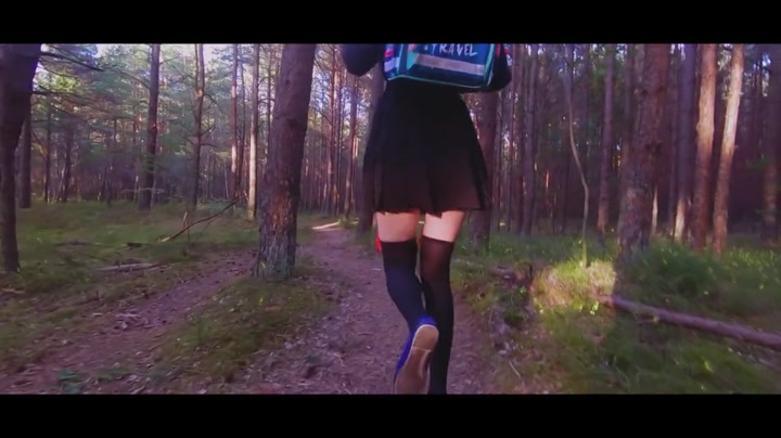 Русская студентка читала учебник в лесной чаще, когда ее неожиданно лесник изнасиловал