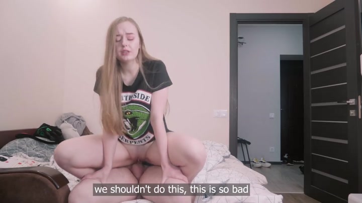 Папаша спалил русскую дочь за просмотром порно и изнасиловал её киску