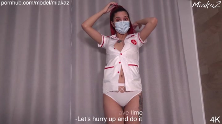 Русская медсестра помогла пациенту кончить и надрочила его вставший пенис рукой
