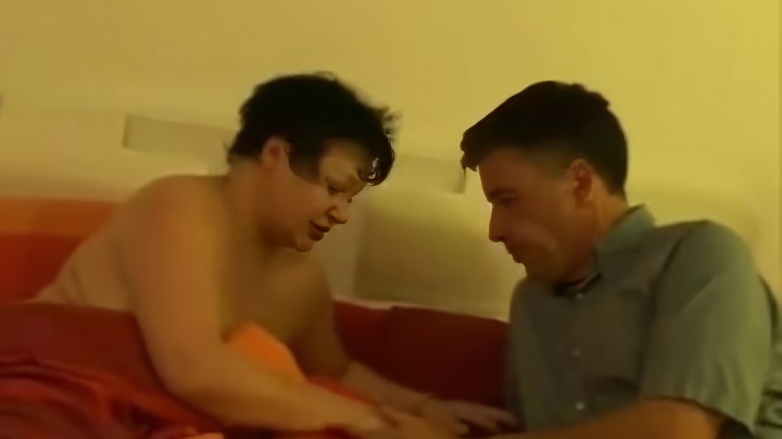 Порно видео мамашей с толстыми ляжками и ее мужчиной на диване