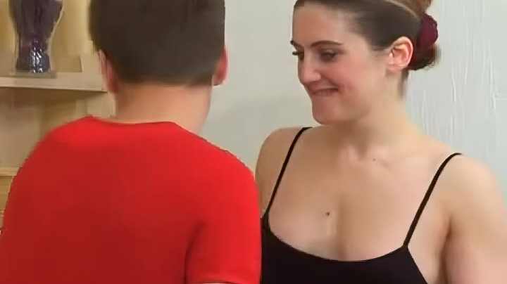 Молодая русская мама трахается с сыном - настоящий секс